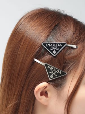PRADA (プラダ) レディース ヘアピン エナメル加工 メタルロゴ ヘアクリップ2個セット PRL1IF0512BA6