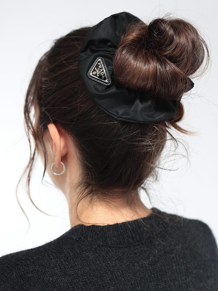PRADA (プラダ) レディース シュシュ エナメルメタル トライアングル ロゴプレート ヘアアクセサリー PRL1IF0152DM