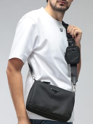 PRADA (プラダ) トライアングル ロゴ Re-Nylon×サフィアーノレザー ショルダーバッグ TESSUTO＋SAFFIAN テスートサフィアーノ PR2VH1132DMH メンズ