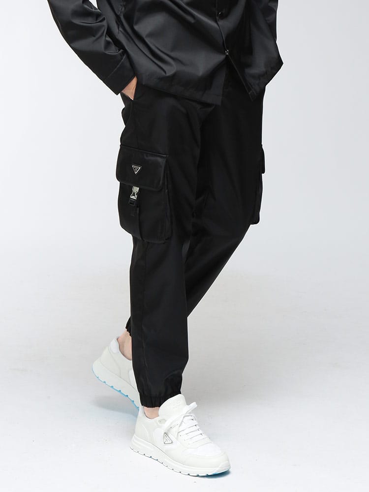 PRADA (プラダ) メンズ カーゴパンツ Re-Nylon メタルロゴ バックル付き フラップポケット ジップフライ PRSPH1301WQ8