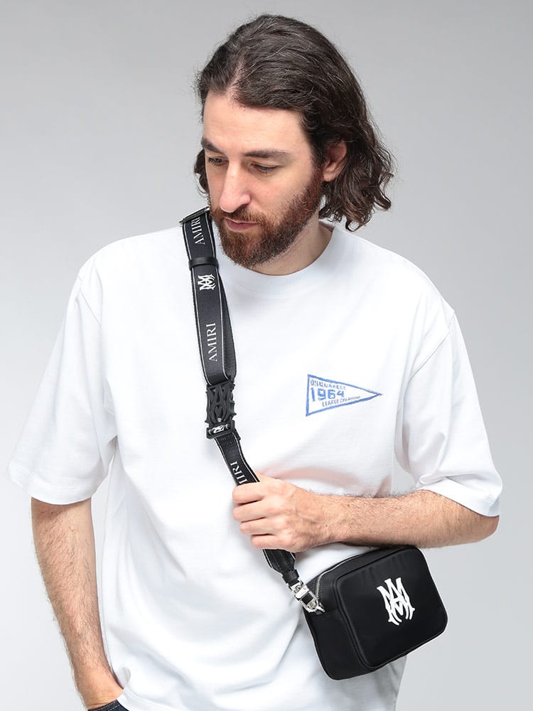 AMIRI (アミリ) メンズ ショルダーバッグ ロゴプリント ジップ カメラ 