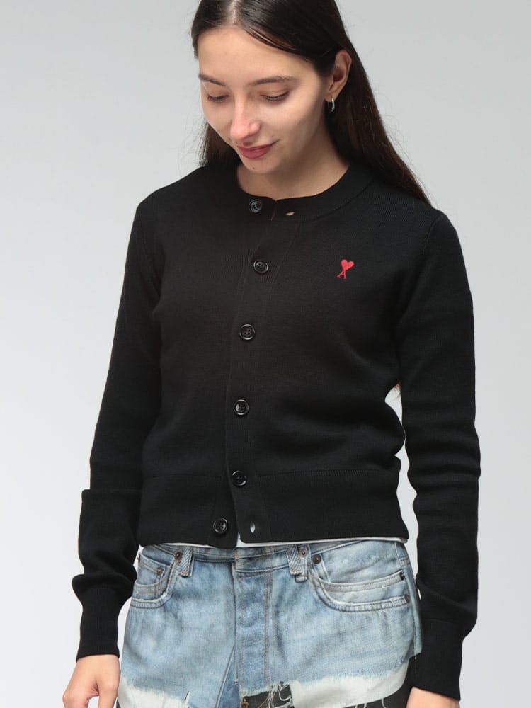 AMI PARIS (アミパリス) レディース カーディガン 長袖 ウール100％ スリムフィット 刺繍 ワンポイント ホーンボタン ラウンドカラー セーター Ami de Coeur AMLFKC361001