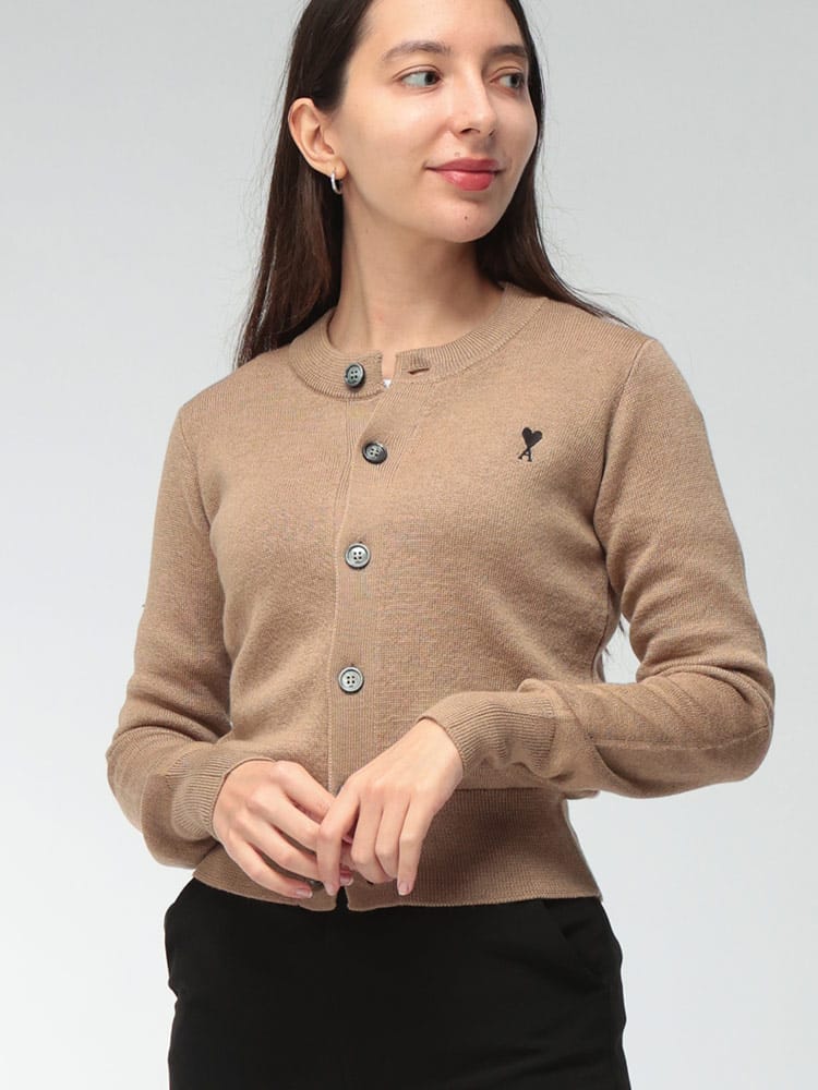 AMI PARIS (アミパリス) レディース カーディガン 長袖 ウール100％ スリムフィット 刺繍 ワンポイント ホーンボタン ラウンドカラー セーター Ami de Coeur AMLFKC361001